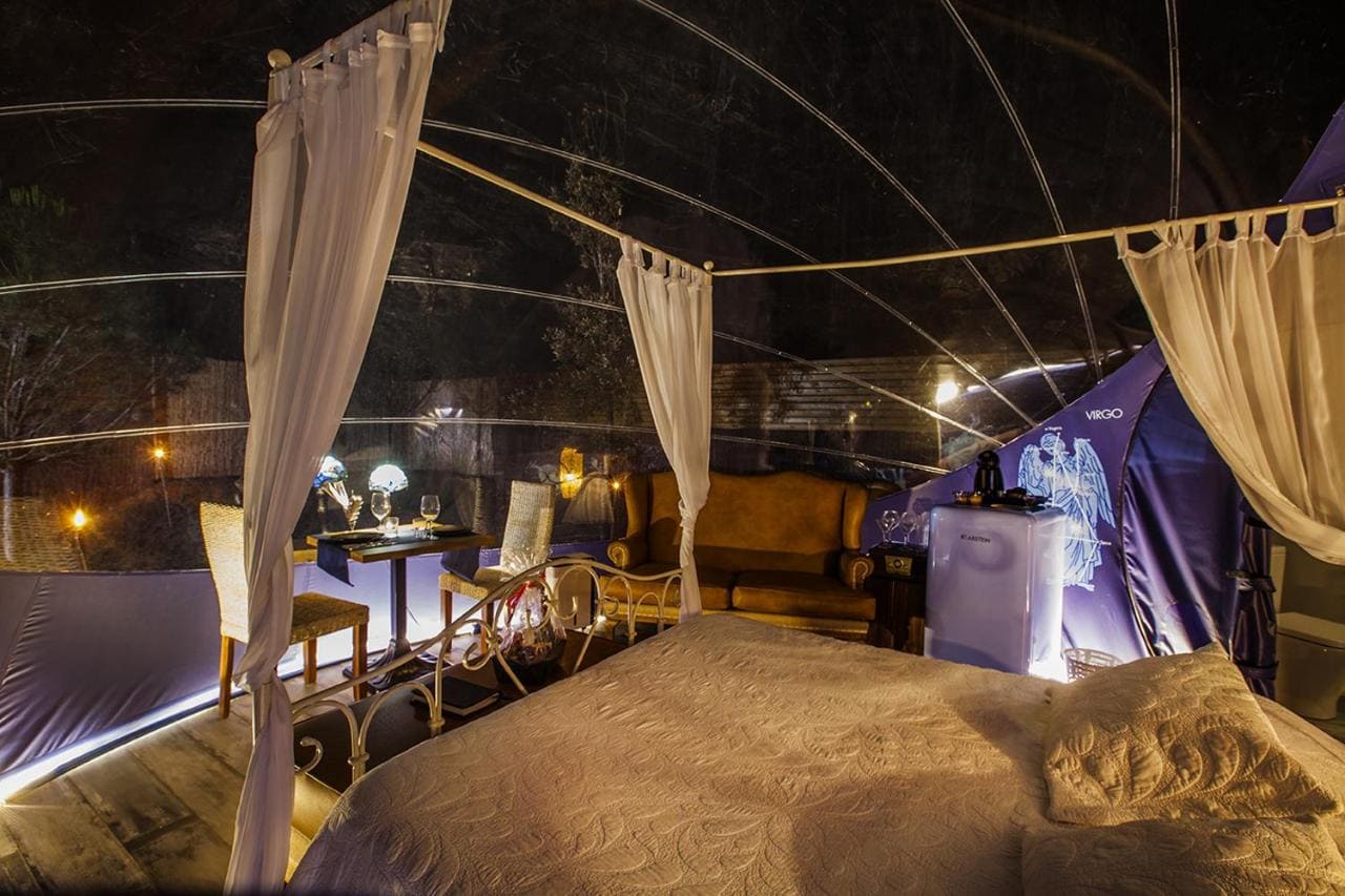 interior de la capsula burbuja hinchable con la cama de noche en milestrelles barcelona