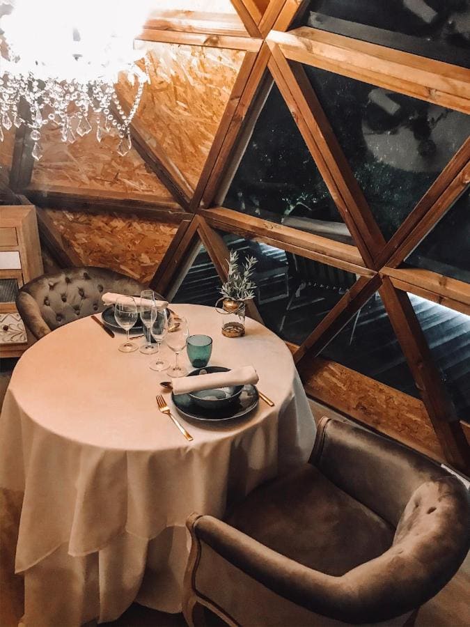 mesa para cenar en bubble suite canyelles barcelona