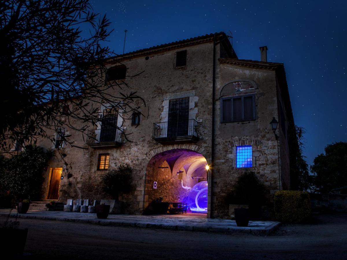 mesia exterior de las cabañas bubble en mil estrelles girona