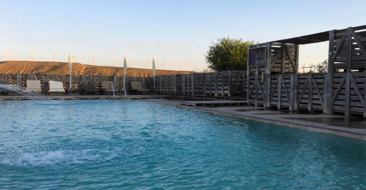 piscina del hotel aire de bardenas en navarra