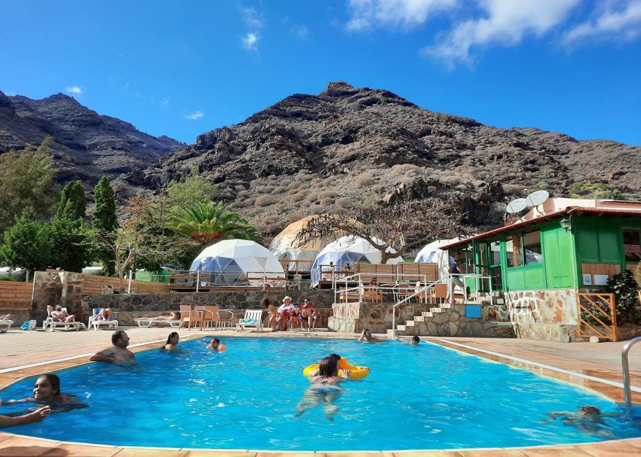 piscina en hotel domo hinchable blue ocean camp en gran canaria