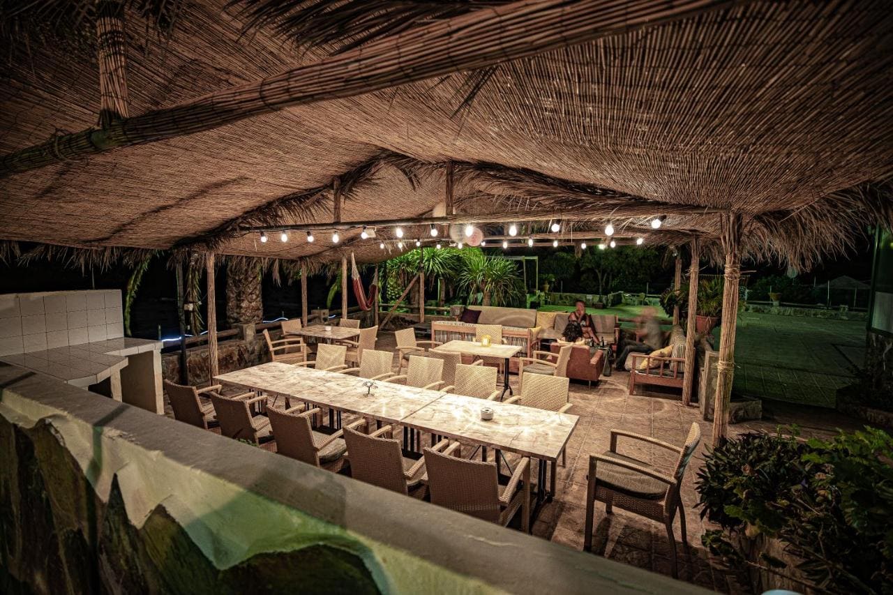 restaurante decoracion del hotel blue ocean camp glamping en tasartico gran canaria