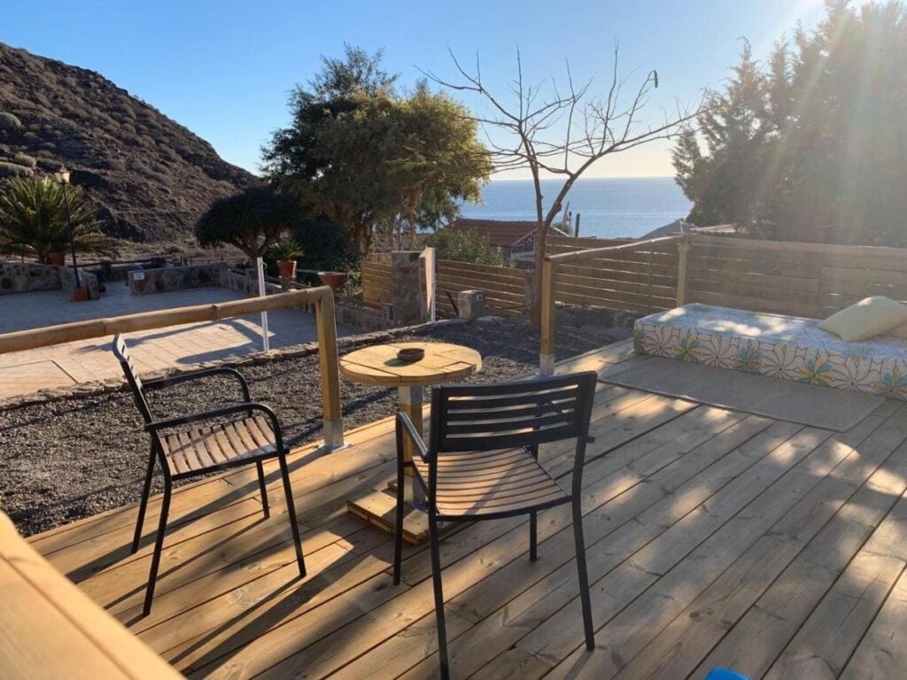 terraza del glamping cabaña blue ocean camp en gran canaria