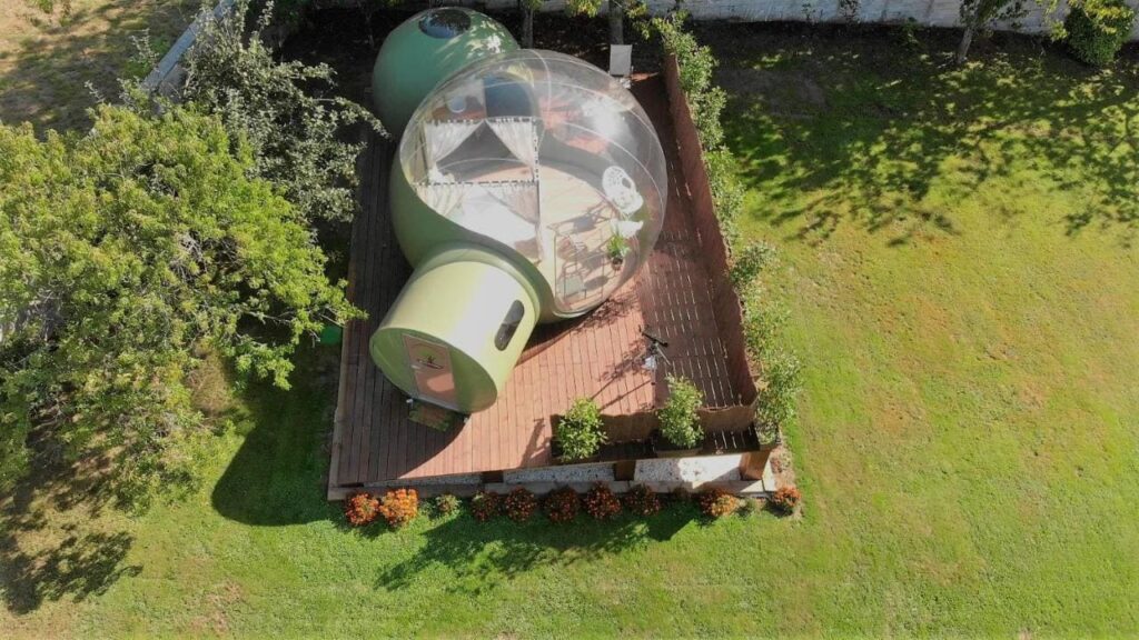 vista de pajaro casa burbuja en galicia remanso de trasfontao