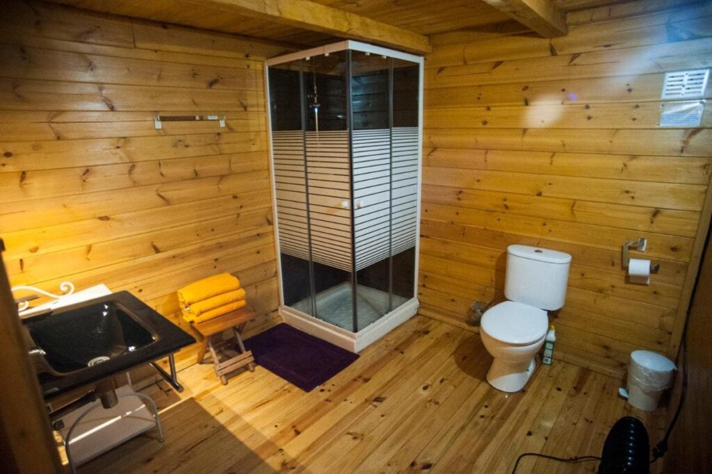 baño en el hotel cabaña rural