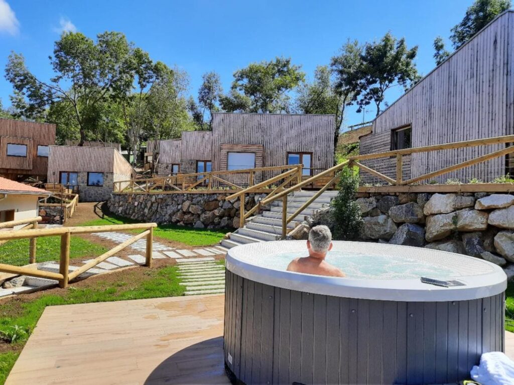 jacuzzi exterior el hotel glamping con cabañas