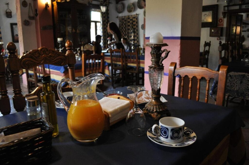 restaurante en arroyo del rio en los nidos de santa maria