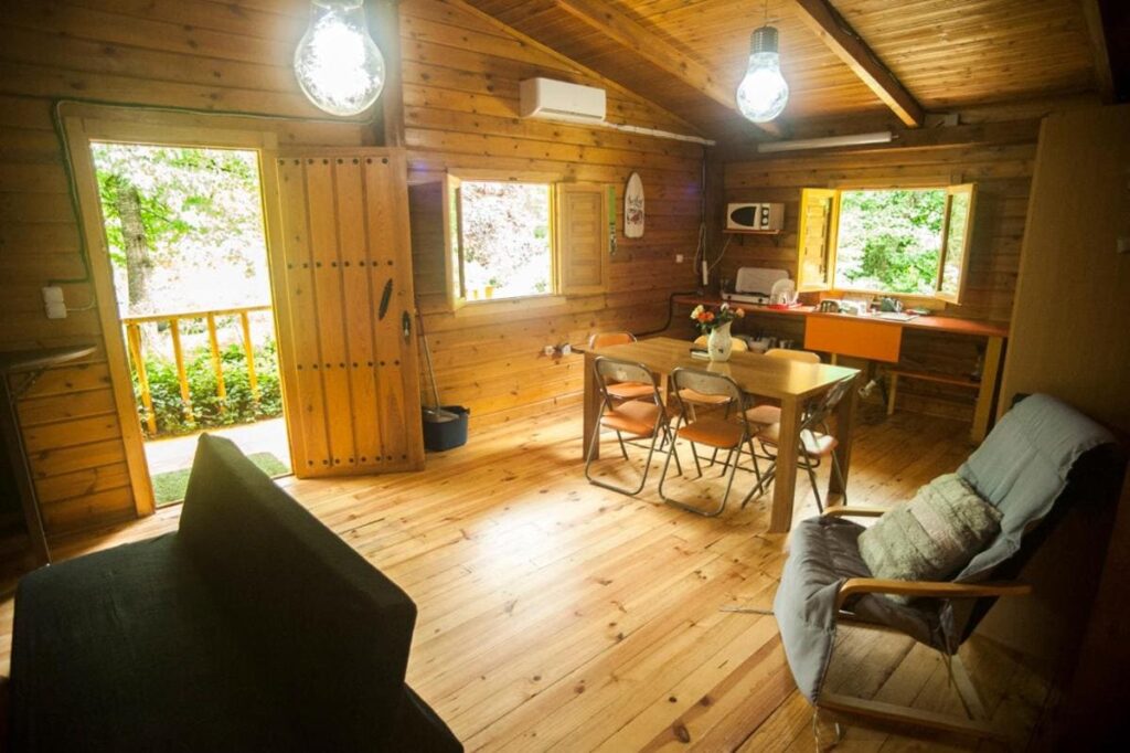 salon del glamping cabaña el hayal en cantabria