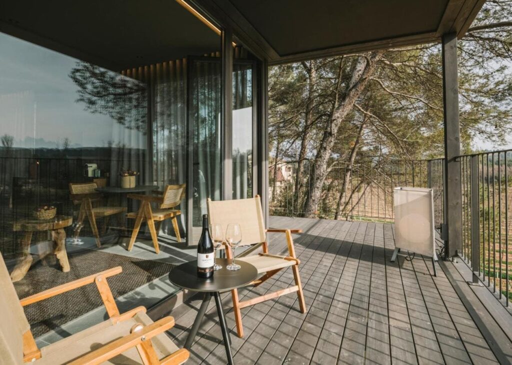 terraza en el glamping cabaña de cataluña con perros