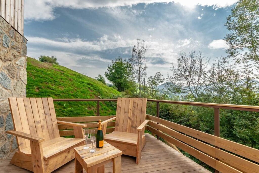 terraza en el hotel glamping cabaña de cieloastur