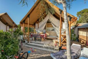 cabañas en camping gavina creixell