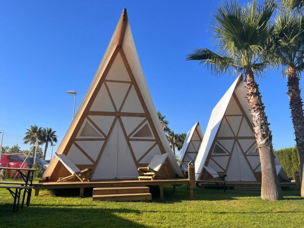 glamping en murcia con tipis y tiendas de campañas en kampaoh costa blanca