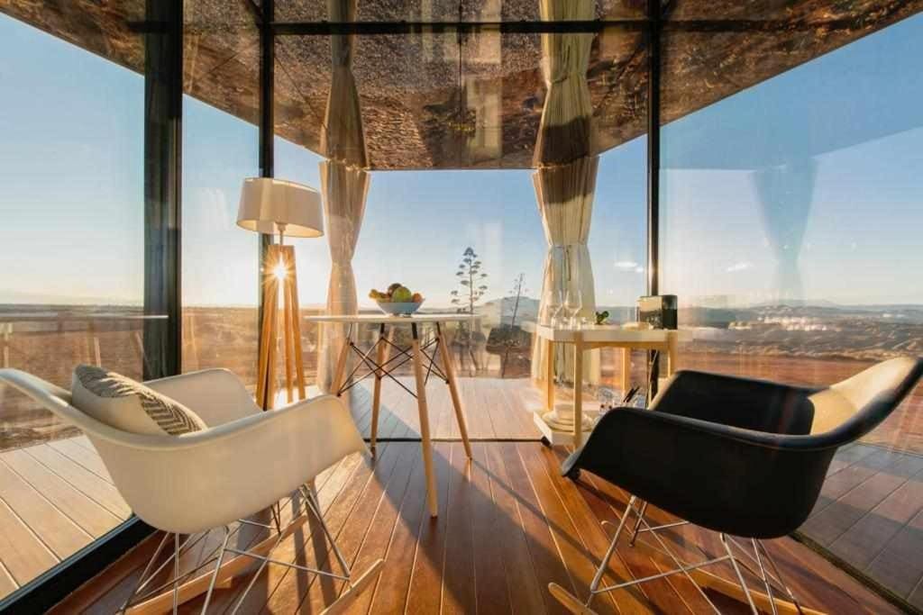 interior del glamping en la casa del desierto