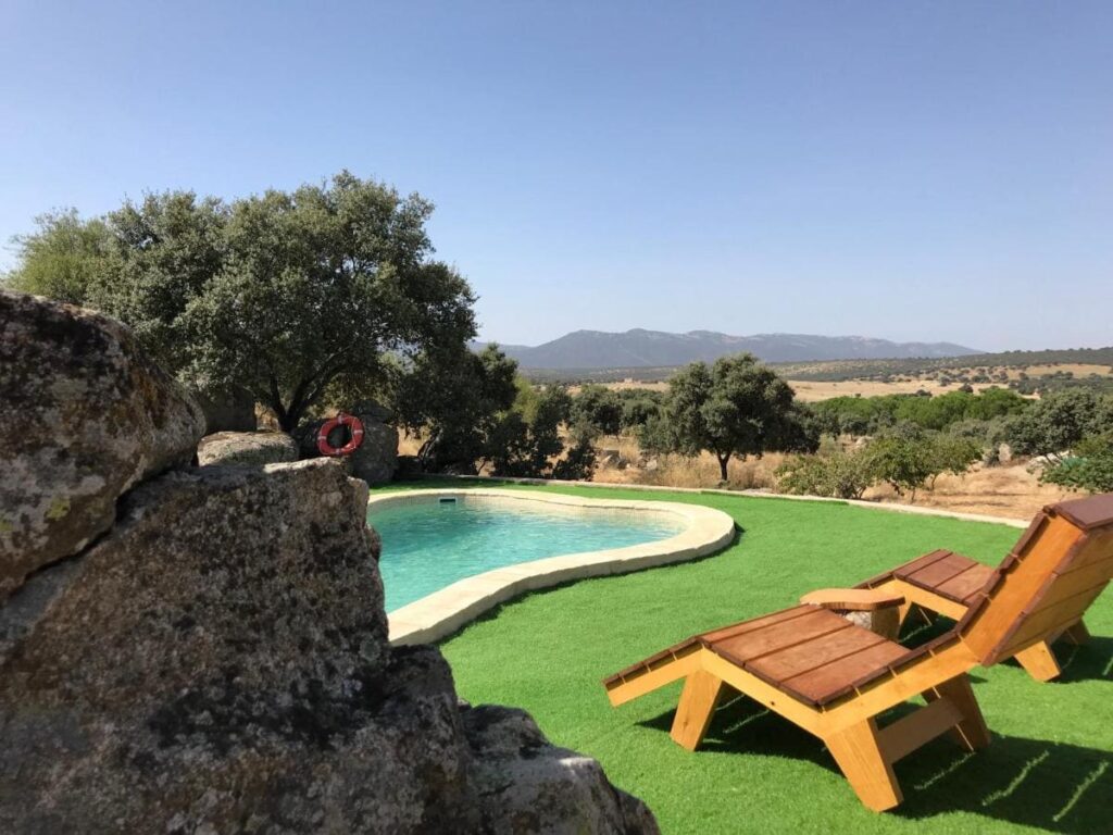 piscina en glamping bungallow toledo