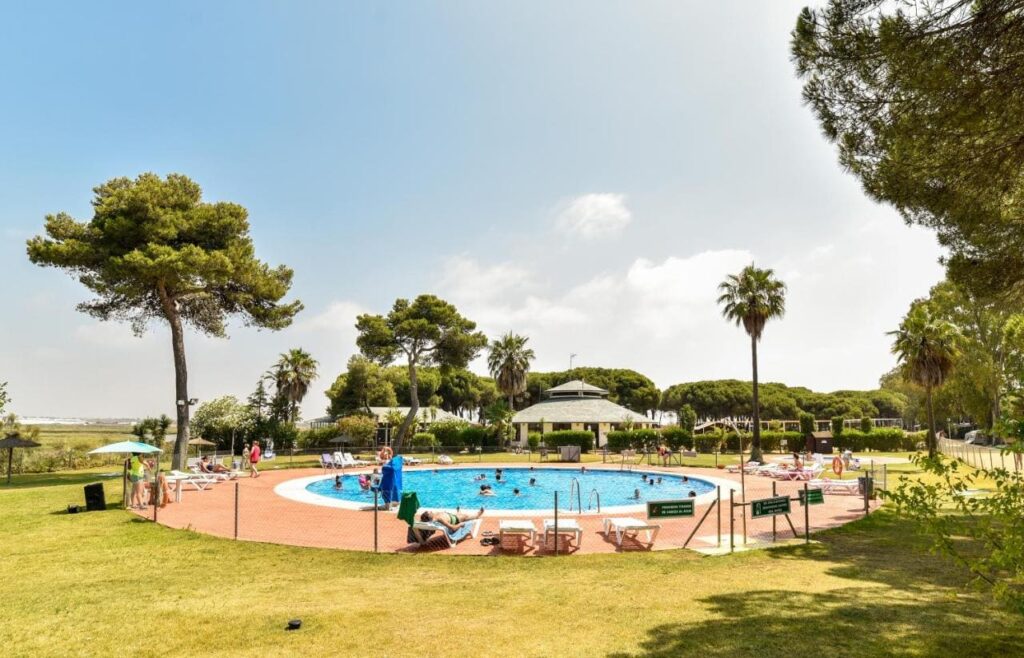 piscina exterior en el glamping de huelva