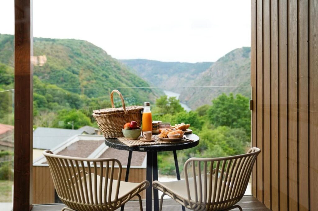 terraza con vistas el el hotel glamping ourense