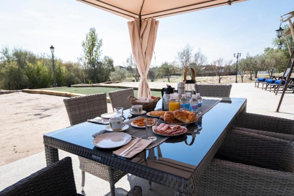 terraza en el glamping carpa el toril