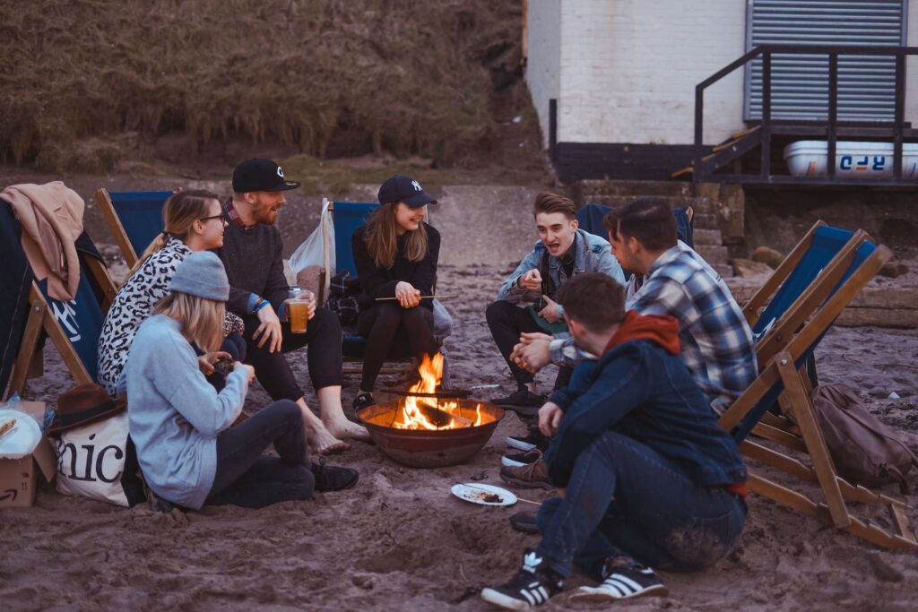 camping con amigos en una hoguera